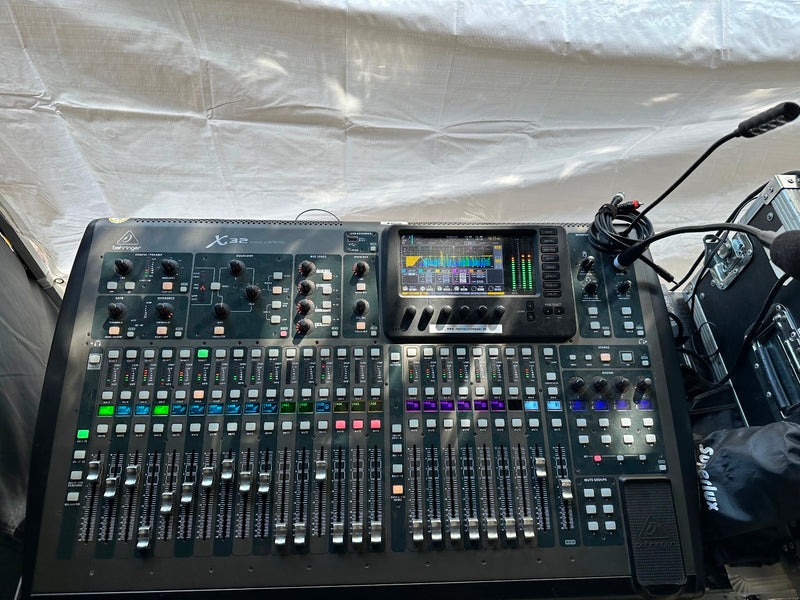 Behringer X32 Digital Mixing Console with Case – Full Size