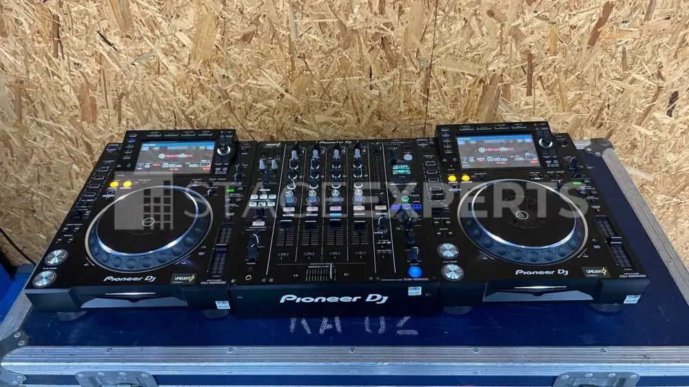 Pioneer DJ CDJ-2000NXS2 + DJM-900NXS2 Set with Cases