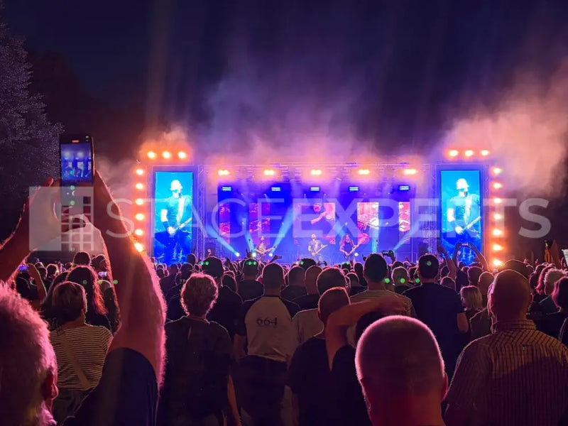EVT Media P3.91 Outdoor LED Wall 4x2 m Bundle with VS1000