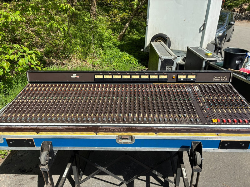 Soundcraft 800B Monitor 40 Analogue Mixing Desk, 2 PSUs