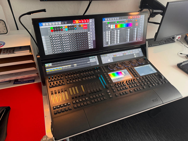 MA Lighting grandMA3 Light Console with Case, Cover & Lamps