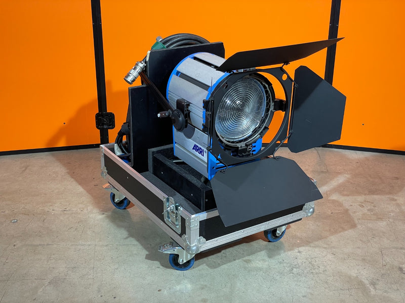 ARRI TrueBlue D25 Daylight Fresnel + Amptown Case, 2.5/4 EB