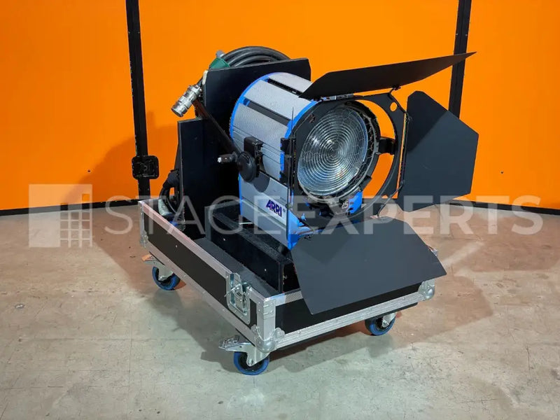 ARRI TrueBlue D25 Fresnel with 2.5/4 EB and Case