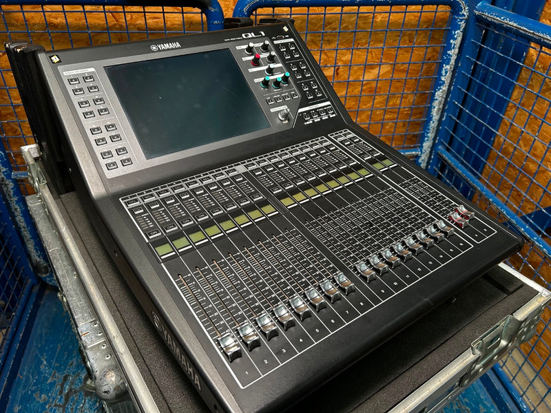 Yamaha QL1 Digital Mixer with Case, Light and Cabling