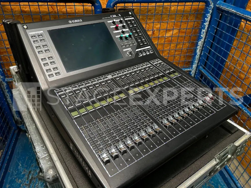Yamaha QL1 Digital Mixer – Case, Light & Cabling Pack