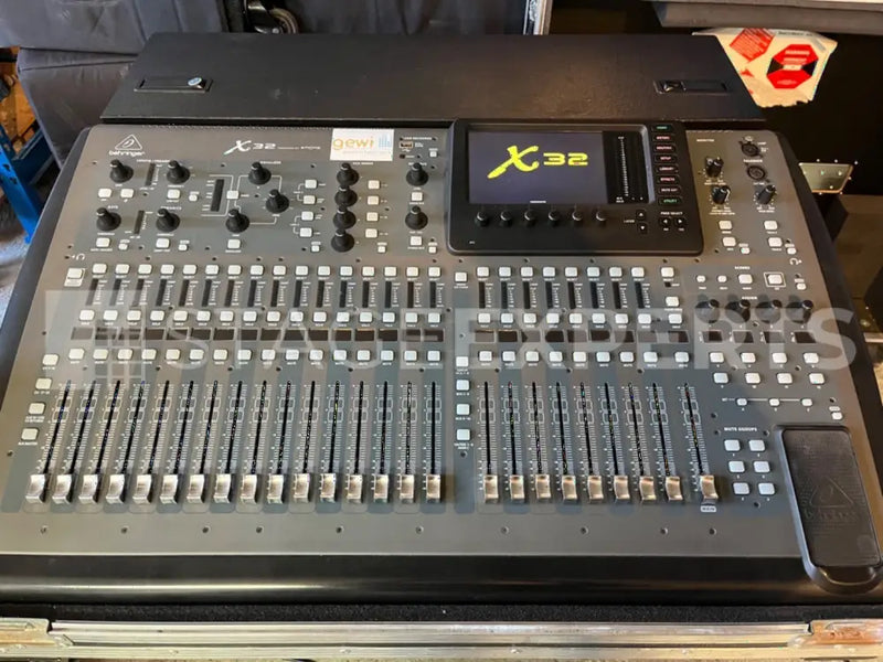 Behringer X32 Digital Mixer with Thon Doghouse Case – Blue Wheels