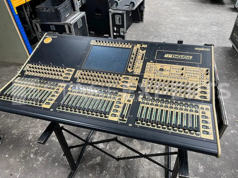 DiGiCo SD8 digital console with MADI-Rack & flight case