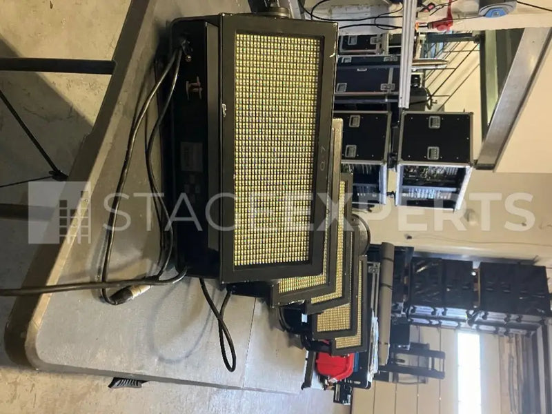 SGM Q-7 RGBW – 11x LED Flood/Strobes with Flight Cases
