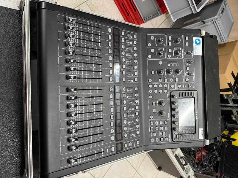 Midas M32R im Roadcase und DL32 im 3HE Rack
