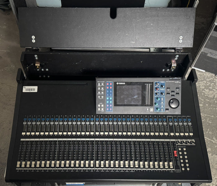 Yamaha LS9-32 Digital Mixing Console with Flight Case, 32ch