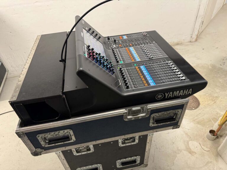Yamaha CL1 with Rio1608-D Digital Console Bundle | Dante
