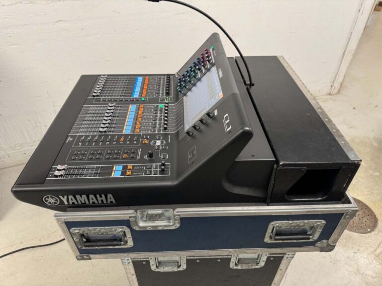 Yamaha CL1 with Rio1608-D Digital Console Bundle | Dante