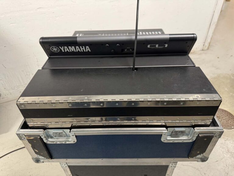 Yamaha CL1 with Rio1608-D Digital Console Bundle | Dante
