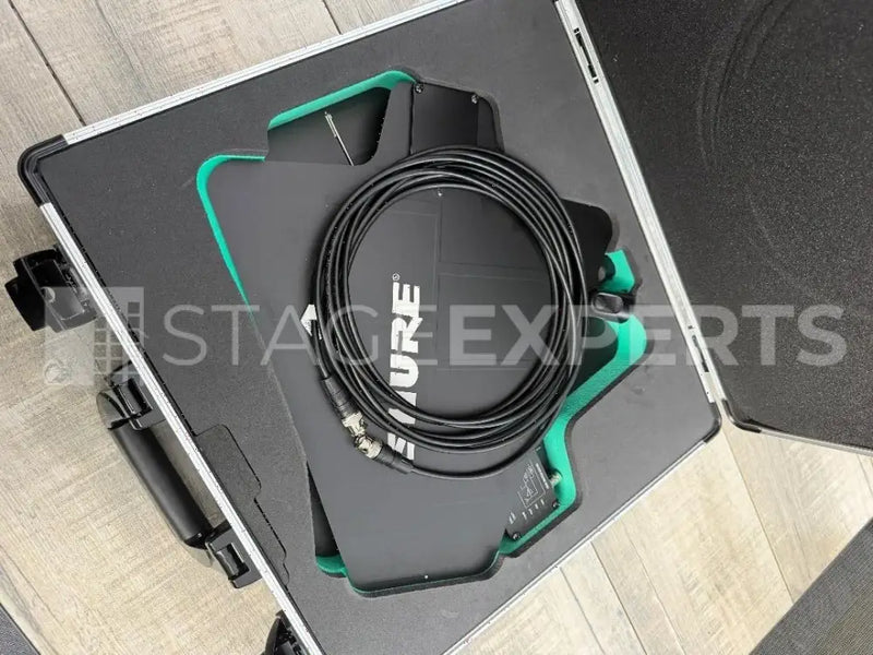 Shure UA874WB Active Directional Antenna Pair with Case