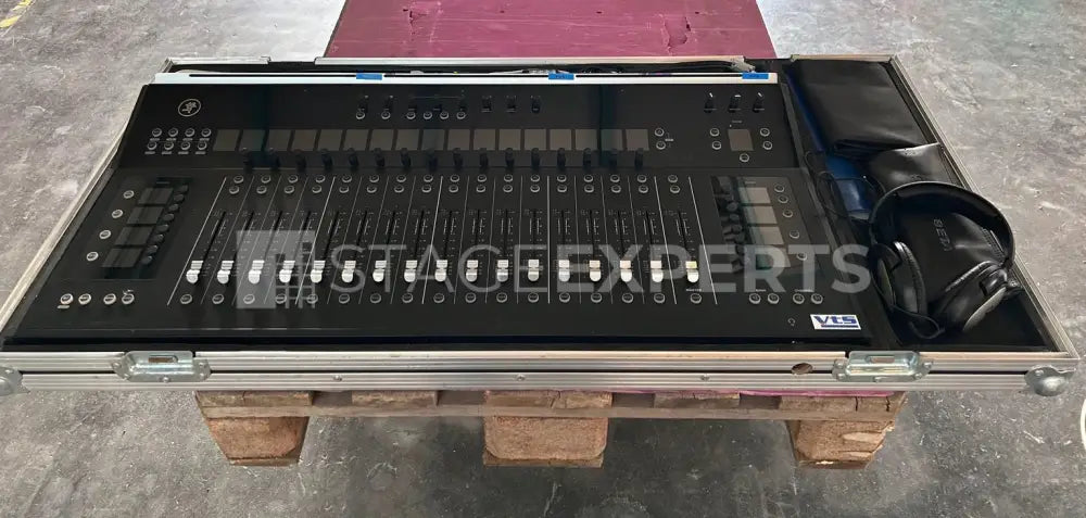 Mackie DL32R + DC16 AXIS System with Dante & Cases