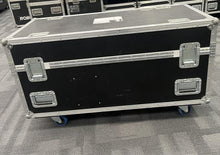 Load image into Gallery viewer, Martin MAC Aura XIP incl. 6-Way Flight Case
