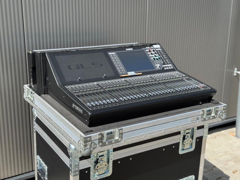 Yamaha QL5 Digital Mixing Console with Flight Case & Lamp