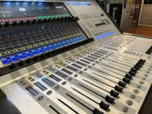 Soundcraft Vi1 Digital Mixing Console – Used, Flight Case