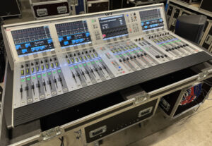Soundcraft Vi400 Digital Console Set with Racks – Used, Touring