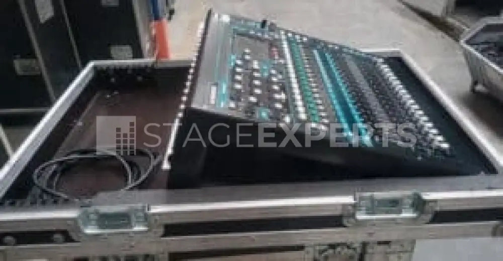 Allen & Heath QU-16 Chrome Digital Mixer | Stage Experts