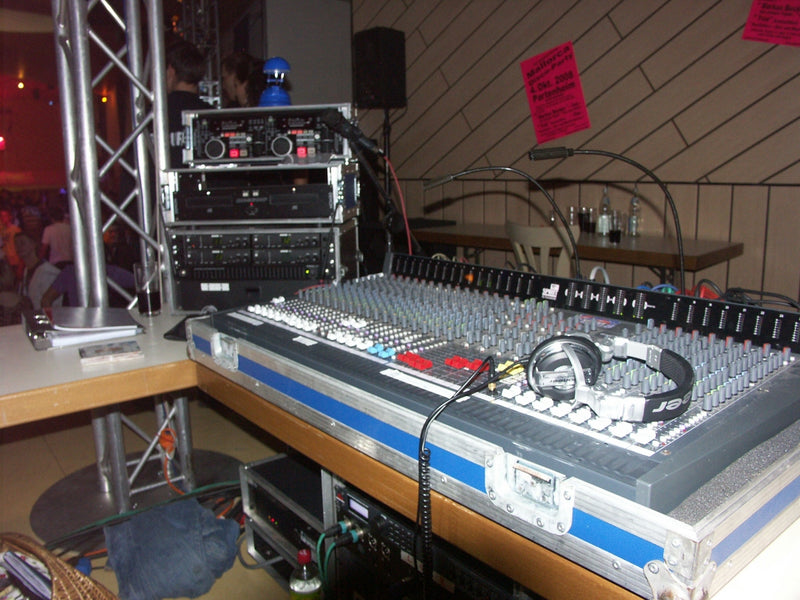 Soundcraft Spirit Live 8 24/8/2 Mixer with Flight Case