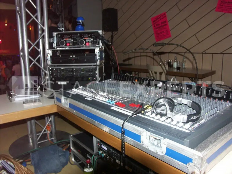 Soundcraft Spirit Live 8 24/8/2 Mixer with Flight Case - Analogue Console