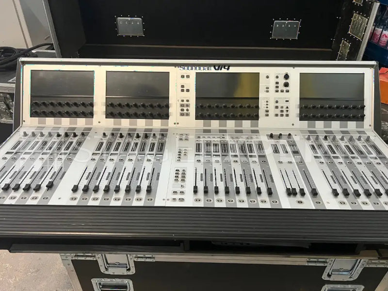 Soundcraft Vi400 with Local Rack & 64/32 Stagebox in Cases