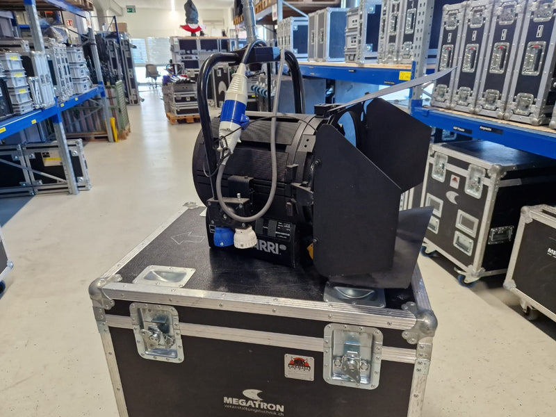 ARRI True Blue ST2 2kW Fresnel Pair with Case & Barndoors