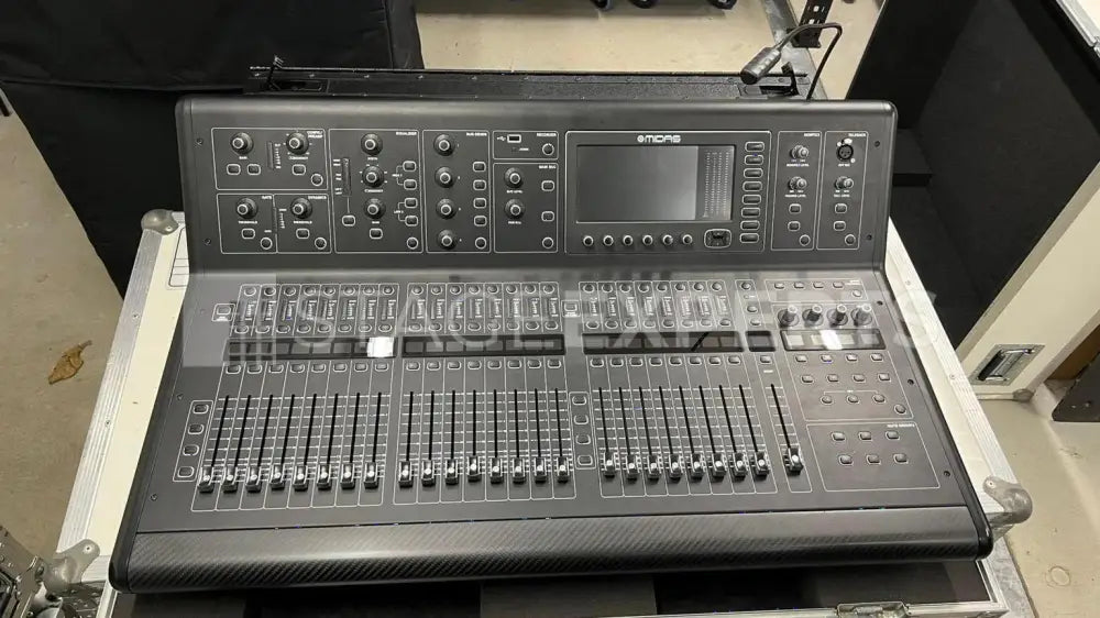 Midas M32 Digital Mixer with Flight Case, 32x32 USB Interface