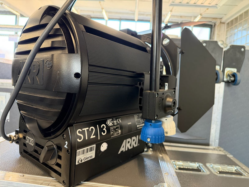 ARRI Studio 2000 Pole-Op Fresnel – Set of 2 with Case & Barndoors