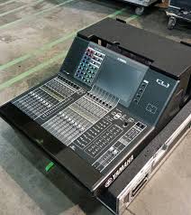 Yamaha CL1 Digital Mixing Console with RockNet & Flightcase