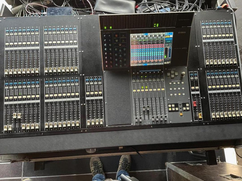 Yamaha M7CL-48 Digital Mixing Console with Flight Case – 48ch