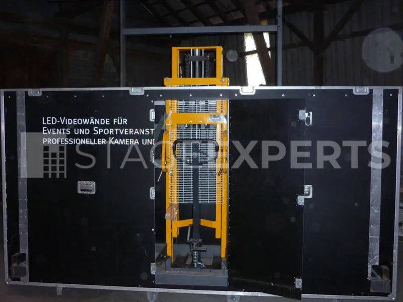 STAGE22.6.100.50 LED Screen Lift 4.4 m in Open Flight Case
