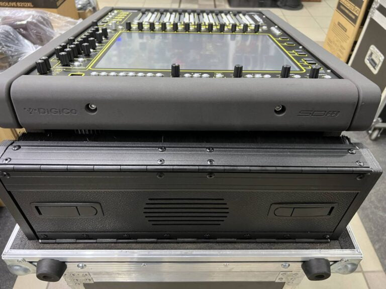DiGiCo SD11i Digital Mixing Console with Flight Case – Tour Ready