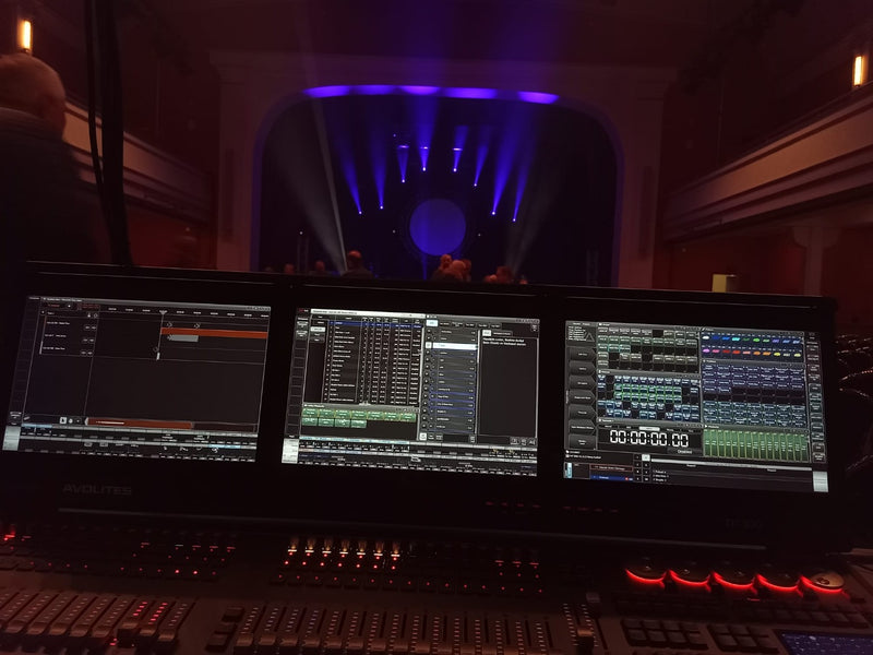 Avolites Diamond 7 D7-330 Lighting Console with Case