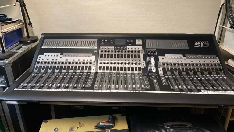 Soundcraft Si3 Digital Mixing Console with Flight Case – Used