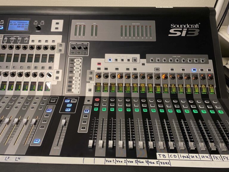 Soundcraft Si3 Digital Mixing Console with Flight Case – Used