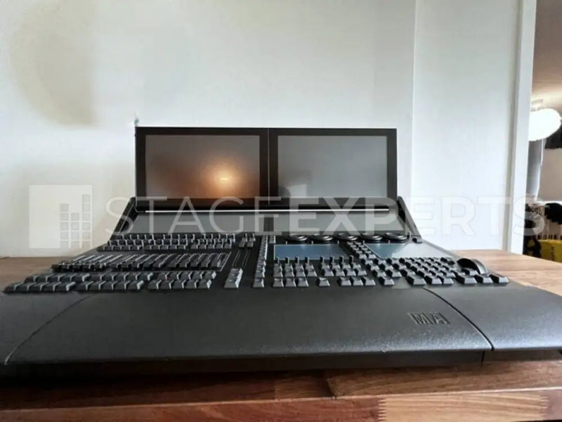 MA Lighting grandMA3 Light Console with Case & Lamps