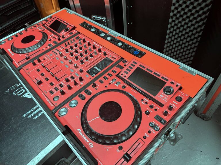 Pioneer DJ CDJ‑2000N x2 + DJM‑900 with Flight Case Bundle