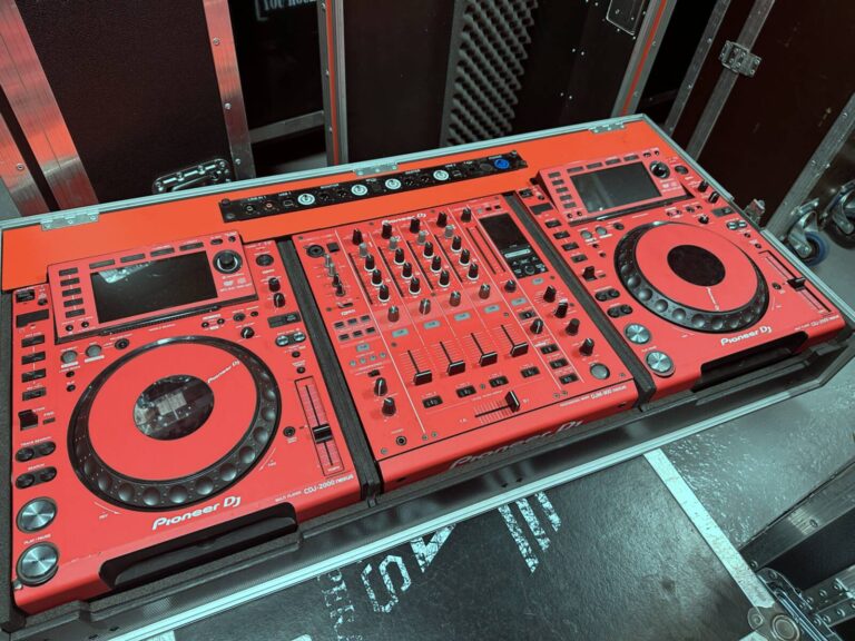 Pioneer DJ CDJ‑2000N x2 + DJM‑900 with Flight Case Bundle