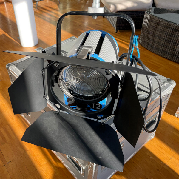 ARRI True Blue T2 2kW Fresnel Set – Manual, Barndoors & Case