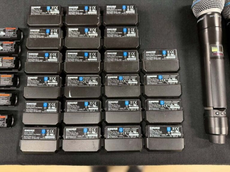 Shure Axient Analogue Package – 8 Bodypacks, 4 Handhelds