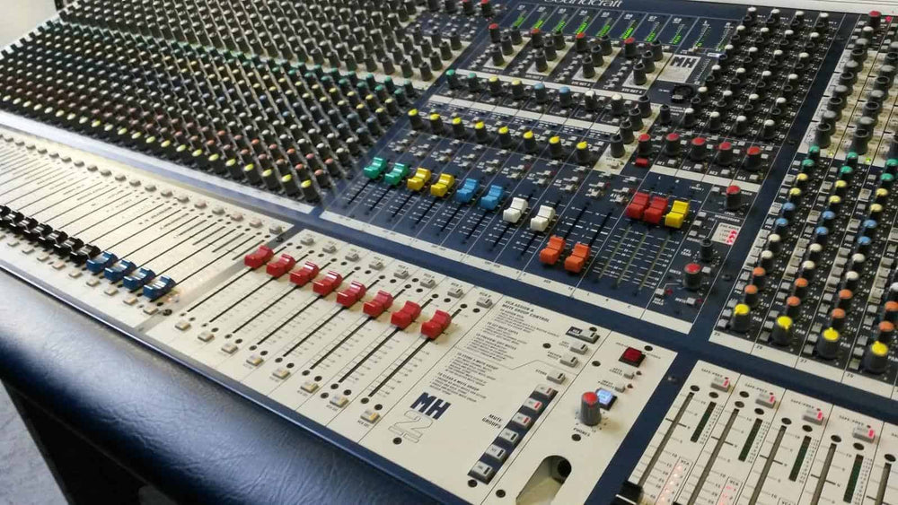 Soundcraft MH2 40ch + 4 Stereo Analogue Mixer + Flight Case