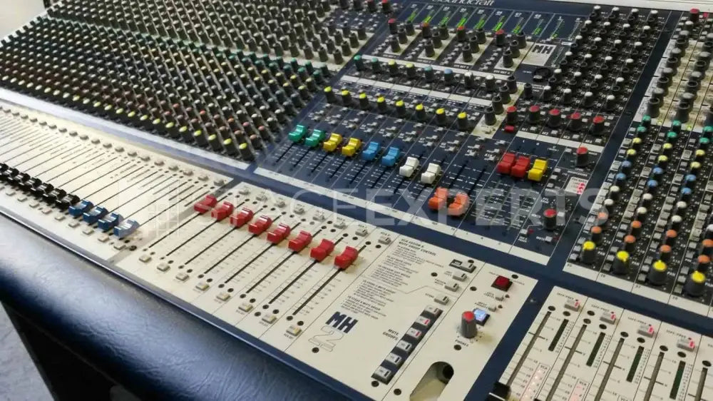Soundcraft MH2 40ch + 4 Stereo Analogue Mixer with Flight Case