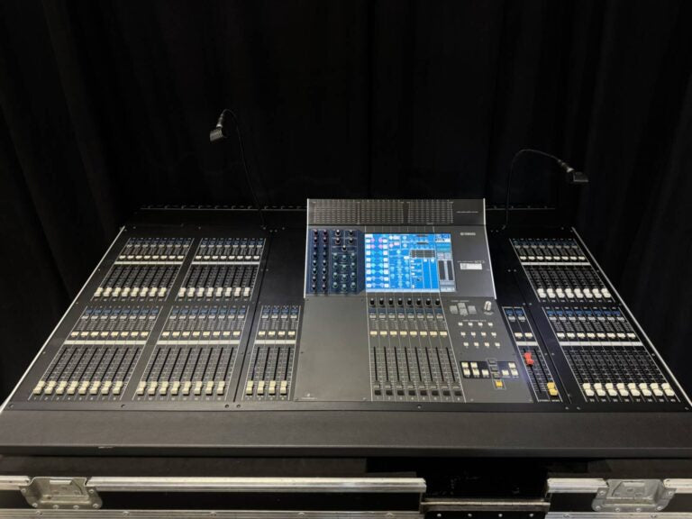 Yamaha M7CL 48/16 Digital Mixing Console + Flight Case